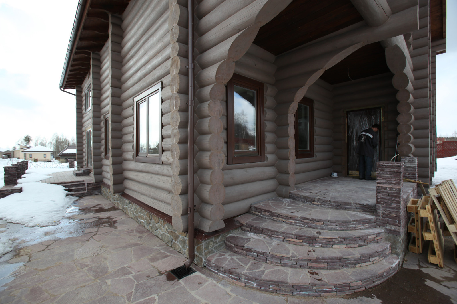 Дом из бревна .