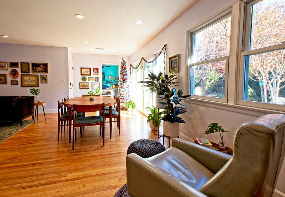 Aménagement d'une salle à manger ouverte sur la cuisine rétro de taille moyenne avec un mur gris, un sol en bois brun et un sol marron.