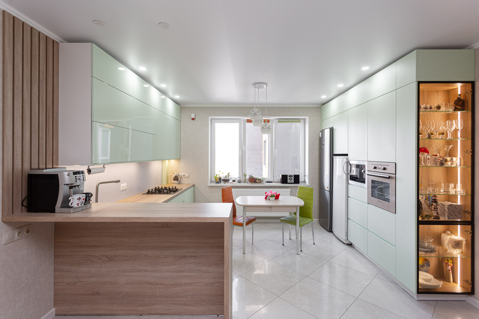 Мятная кухня со стеклянной витриной и подсветкой