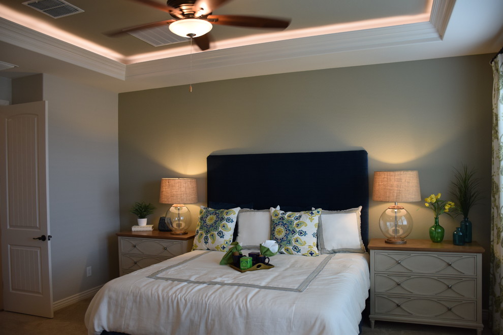 Inspiration for a transitional home design remodel in Phoenix