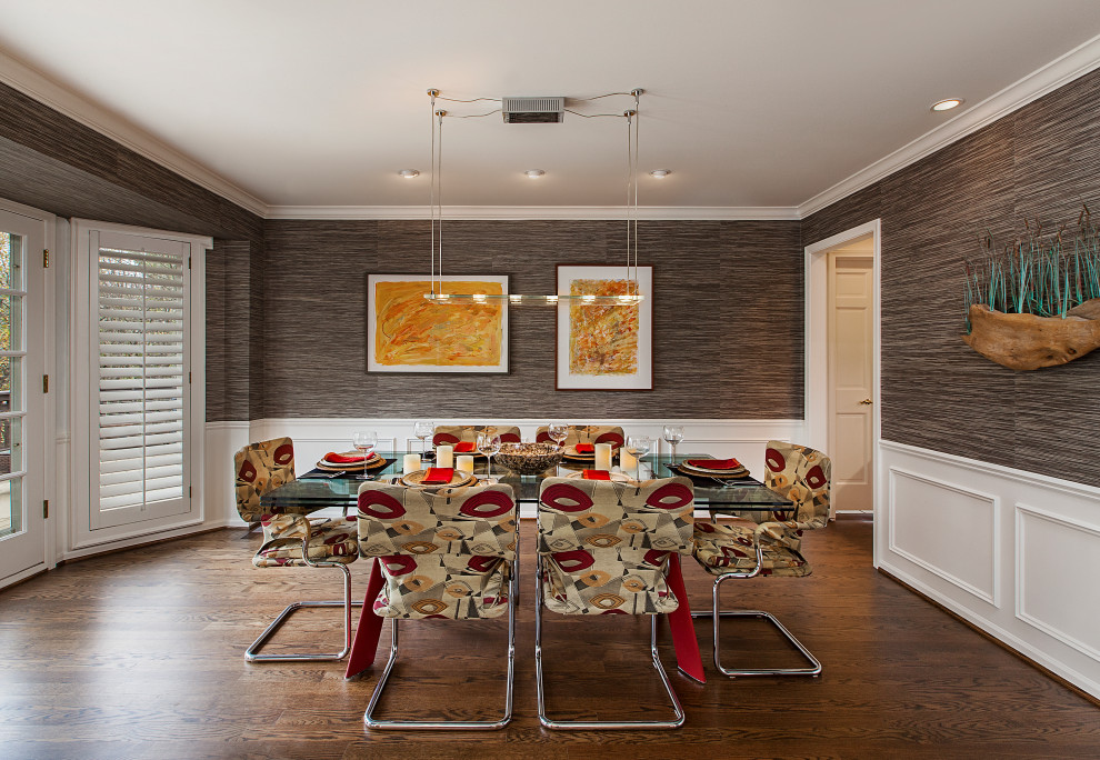 Exemple d'une salle à manger chic avec un sol marron, du papier peint, boiseries, un mur marron et parquet foncé.