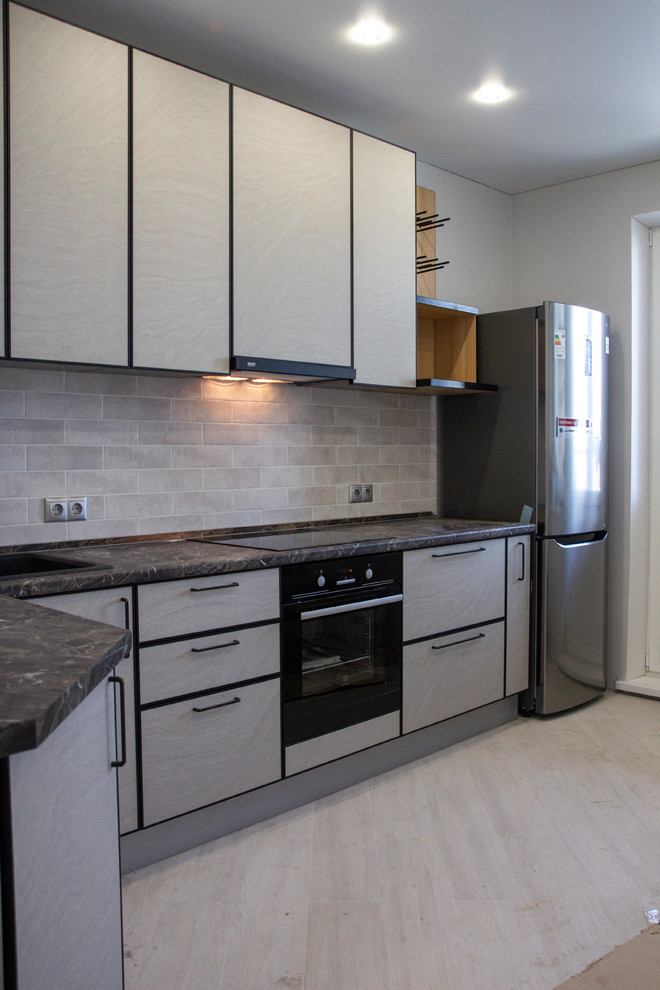 Кухня из пластика с фасадами под бетон