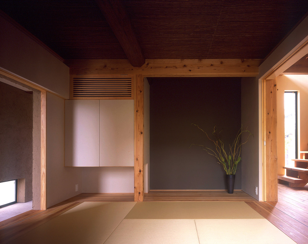 Photo of an asian family room in Other with beige walls, tatami floors and beige floor.