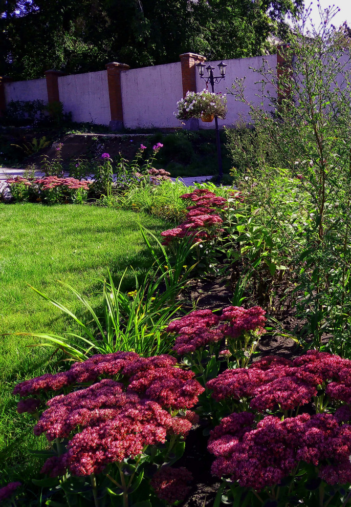 Цветники на территории храма