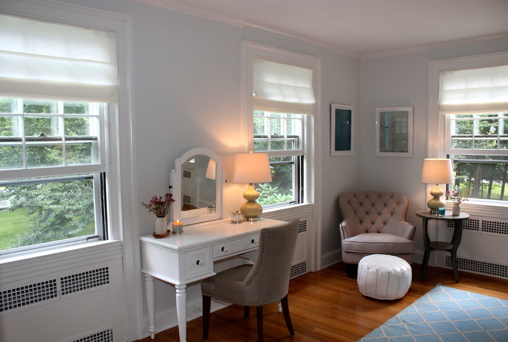 Inspiration for a mid-sized traditional guest bedroom in Bridgeport with blue walls, light hardwood floors and no fireplace.