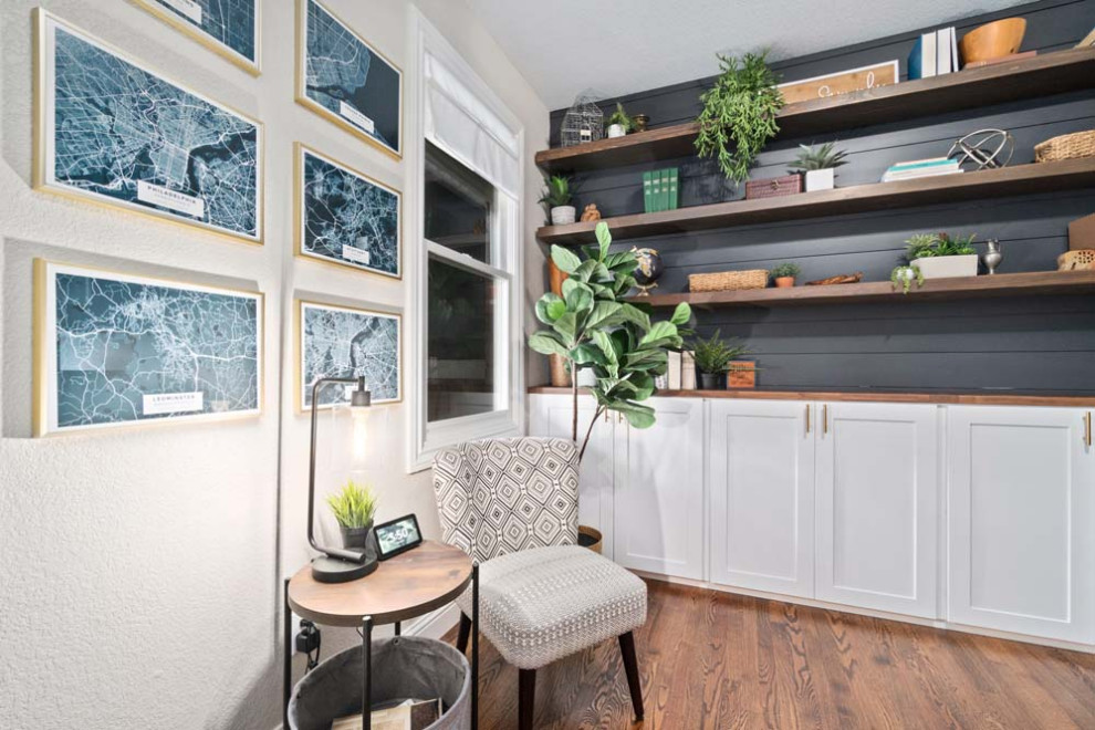 Foto de despacho actual pequeño con paredes beige, suelo de madera en tonos medios, escritorio independiente y suelo marrón