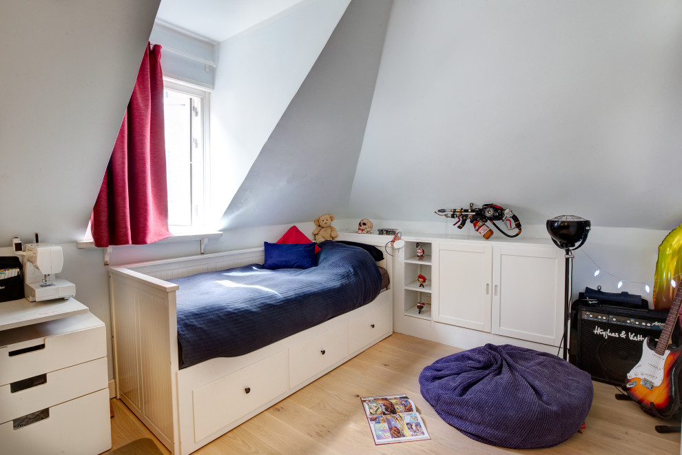 Medium sized retro bedroom in Copenhagen with white walls and light hardwood flooring.