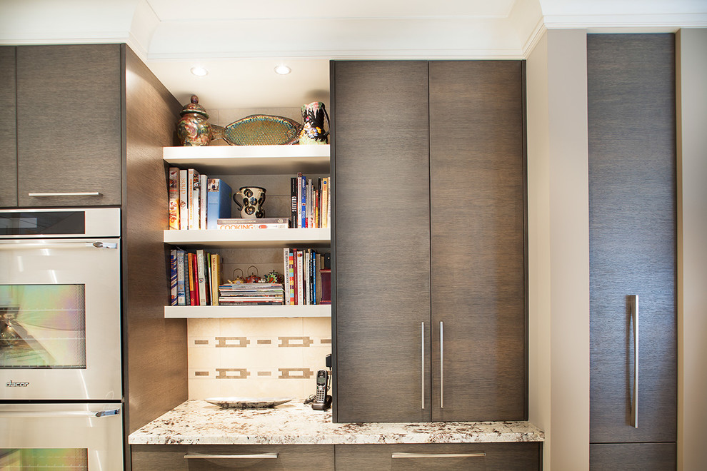 Kitchen - transitional kitchen idea in Vancouver
