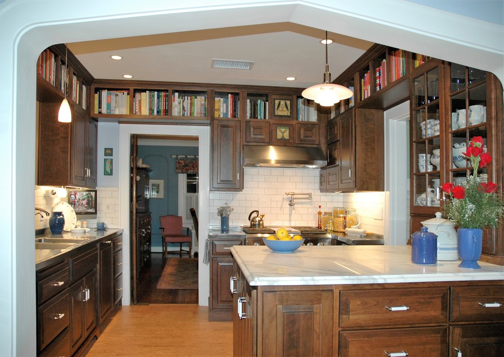 Example of a classic kitchen design in Indianapolis