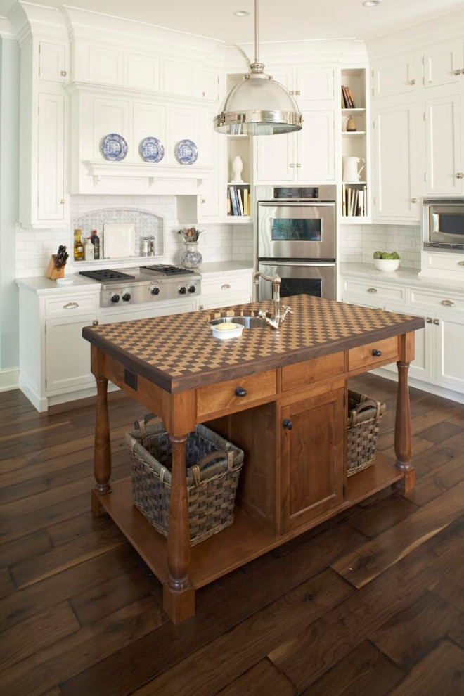 Example of a transitional home design design in Minneapolis