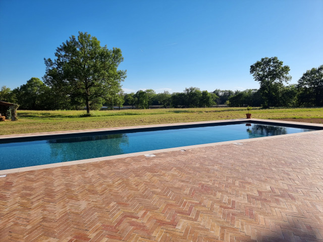 Tour de piscine en briquettes de terre cuite mediterranean-pools-and-hot-tubs
