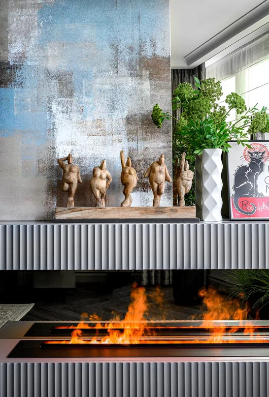 Квартира в стиле фьюжен с золотистой вытяжкой и коллекцией статуэток