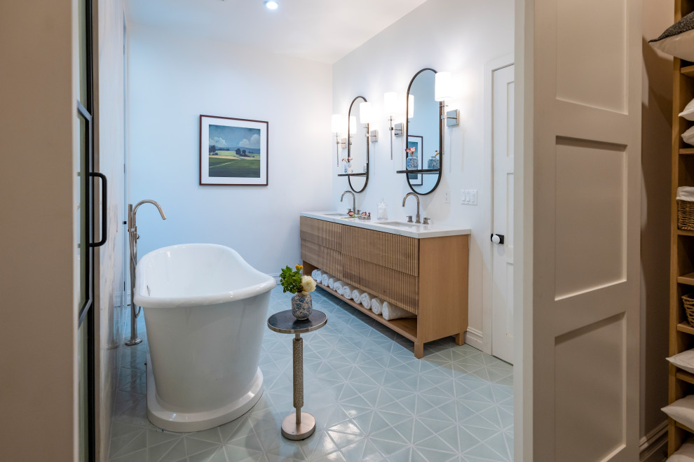 Idee per una stanza da bagno padronale costiera di medie dimensioni con ante di vetro, ante nere, pavimento con piastrelle in ceramica, pavimento verde, due lavabi e mobile bagno sospeso