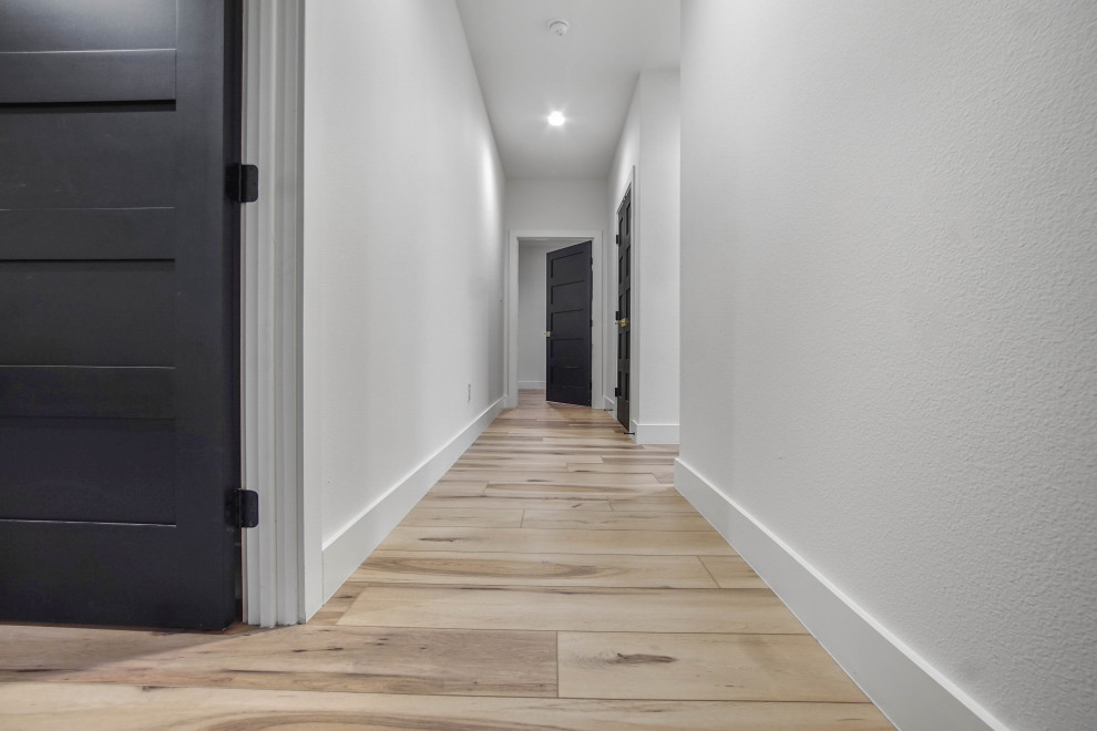 Источник вдохновения для домашнего уюта: большой коридор в стиле ретро с белыми стенами, полом из винила, бежевым полом и сводчатым потолком