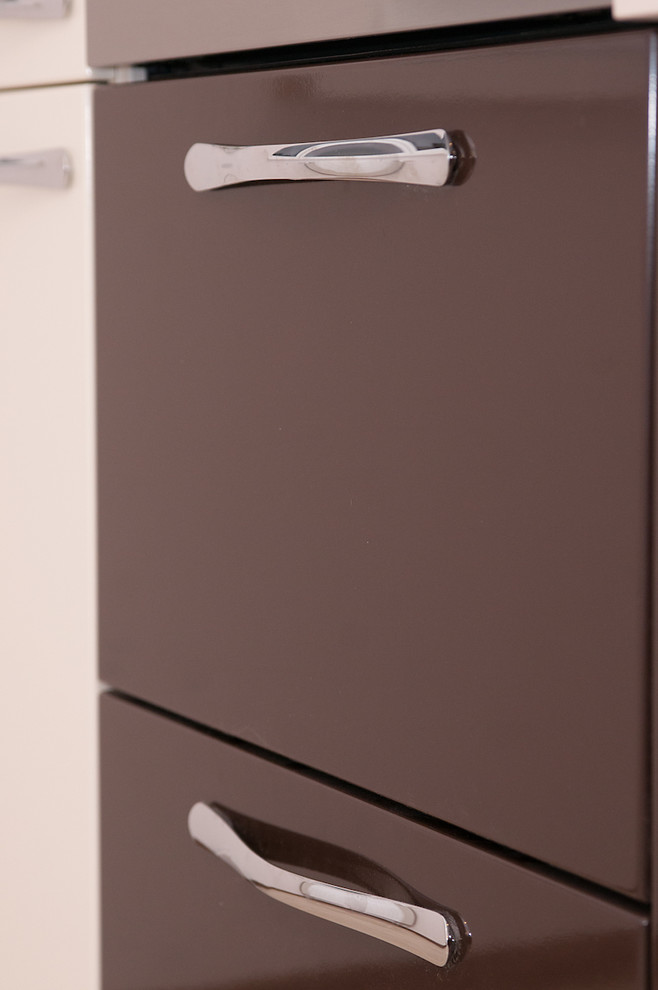 Кухня с фасадами темно-шоколадного цвета