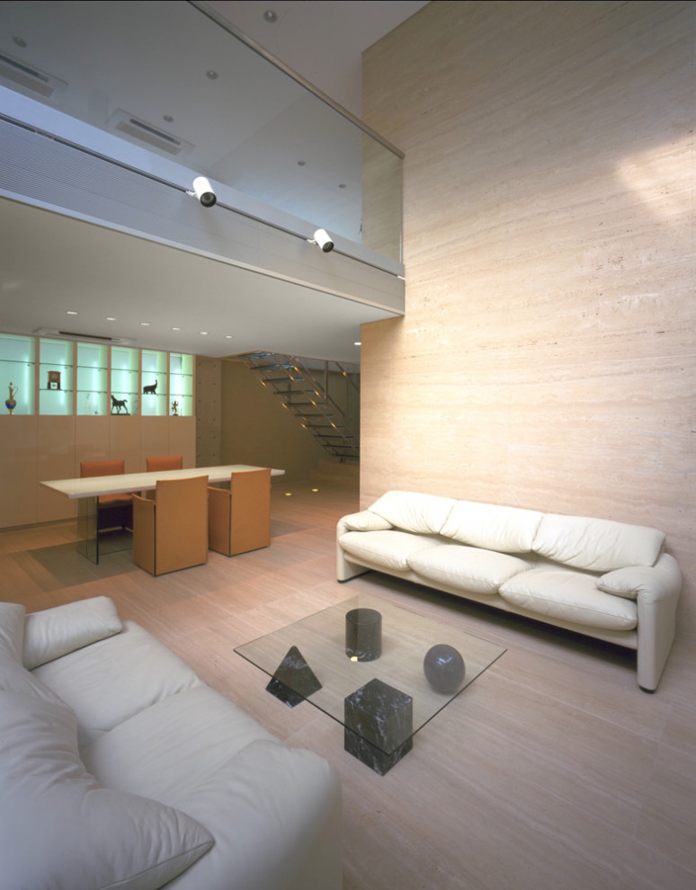 Immagine di un soggiorno minimalista di medie dimensioni e aperto con pareti beige, TV nascosta, pavimento beige e soffitto in perlinato