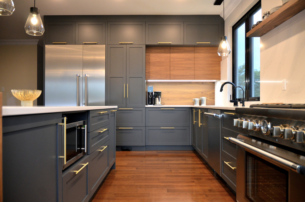 Kitchen - transitional kitchen idea in Ottawa