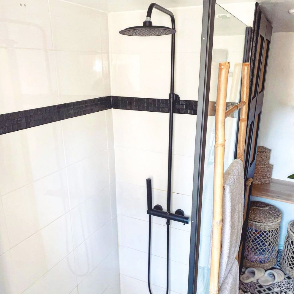 Inspiration pour une salle d'eau design en bois clair de taille moyenne avec une douche à l'italienne, un carrelage blanc, des carreaux en allumettes, un mur blanc, un sol en carrelage de céramique, un sol noir et meuble-lavabo suspendu.