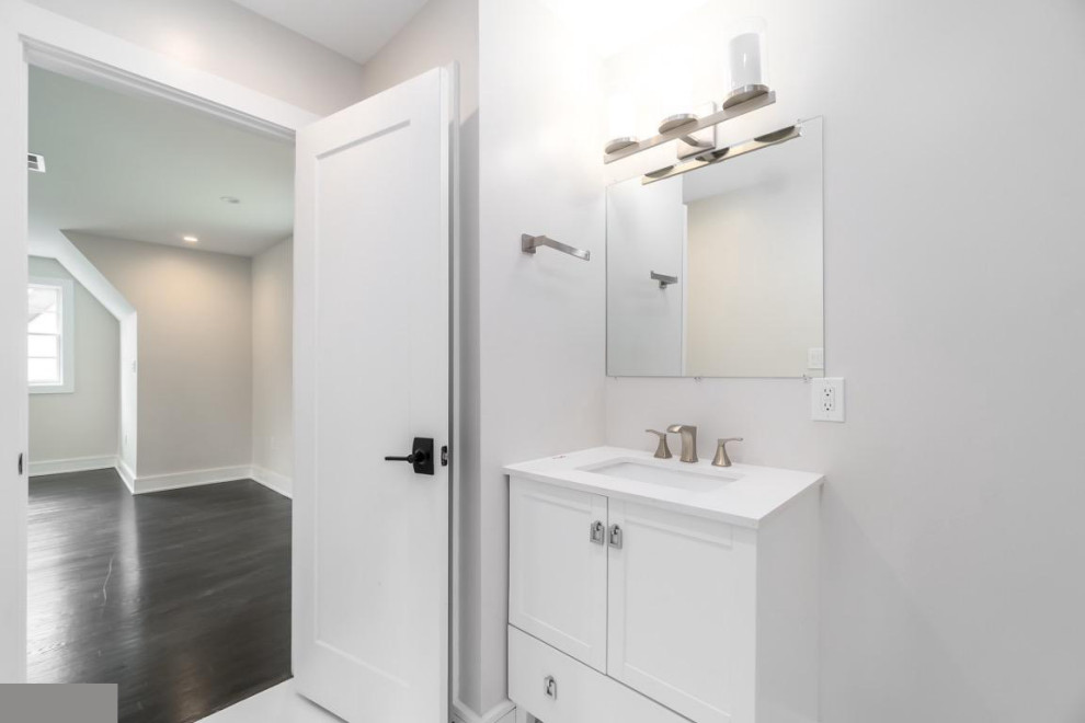 Idéer för ett modernt vit badrum, med skåp i shakerstil, vita skåp, vita väggar, ett undermonterad handfat och vitt golv