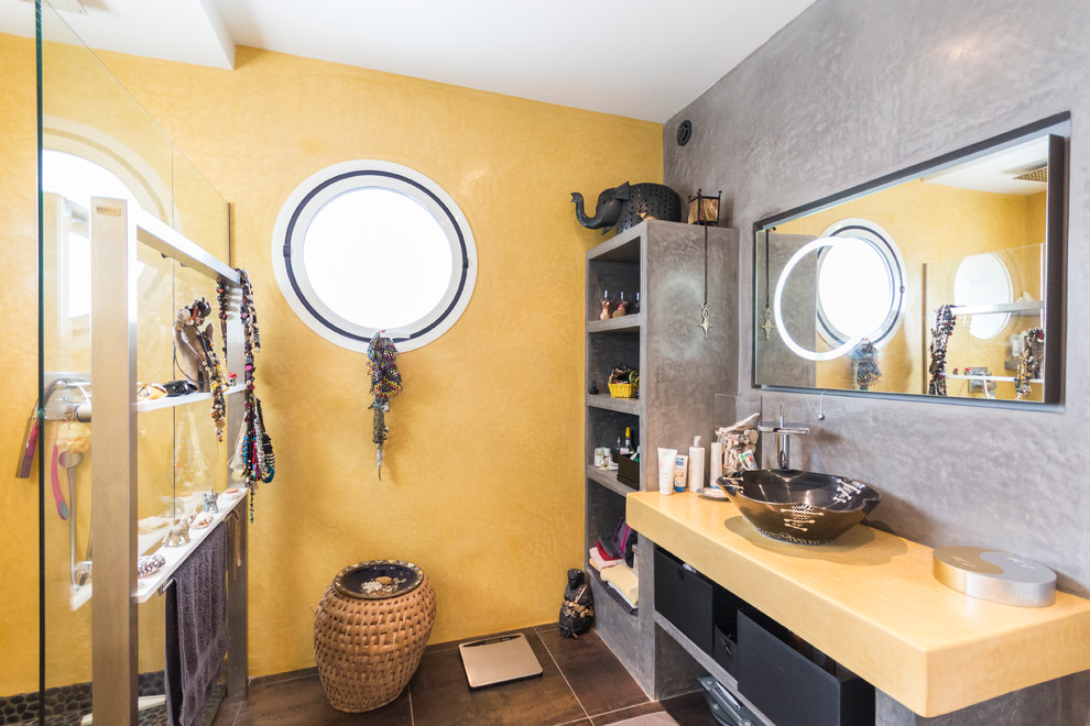 Design ideas for a tropical bathroom in Nantes with yellow walls.