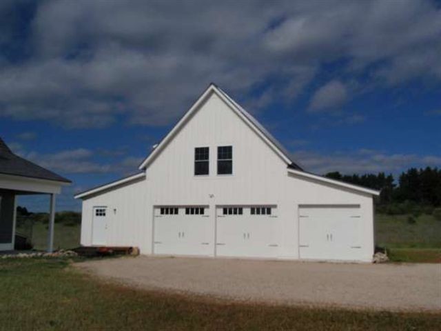 This is an example of a mid-sized country detached barn in Grand Rapids.