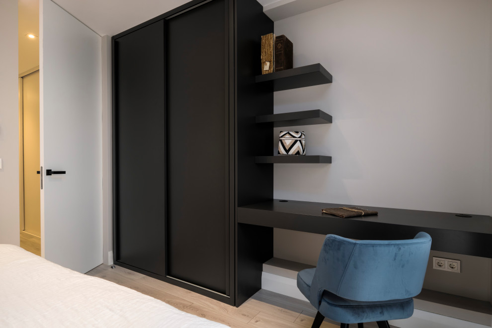 Стильный дизайн: хозяйская спальня в современном стиле с серыми стенами и серым полом без камина - последний тренд