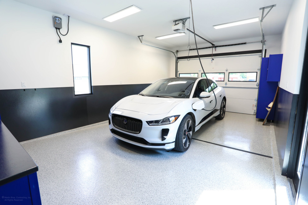 Bild på en mellanstor funkis tillbyggd enbils garage och förråd