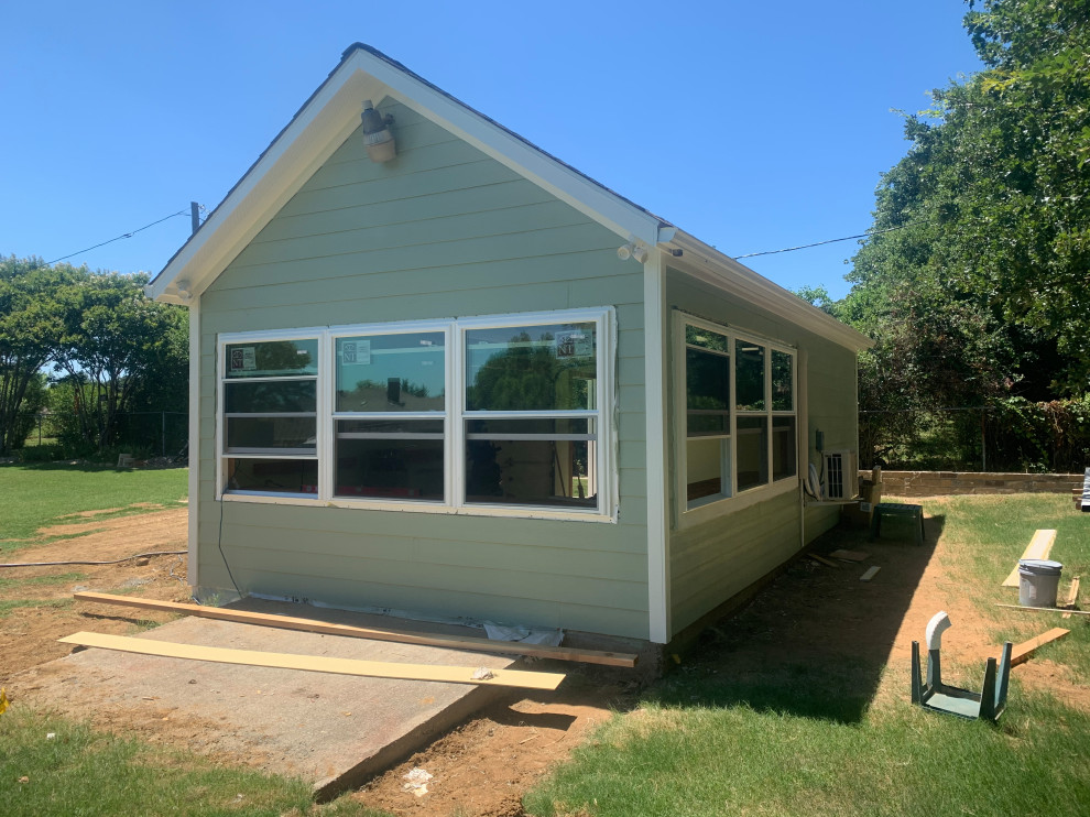 Design ideas for a mid-sized transitional detached garden shed in Other.