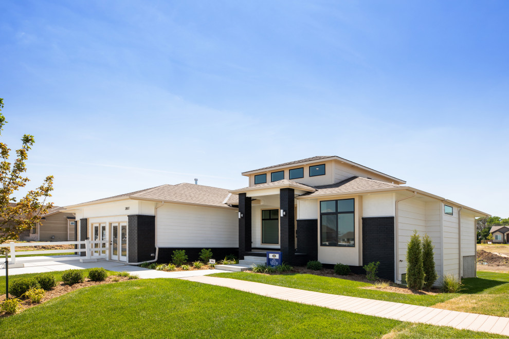 Großes, Einstöckiges Modernes Einfamilienhaus mit Mix-Fassade, bunter Fassadenfarbe, Walmdach, Schindeldach und braunem Dach in Wichita