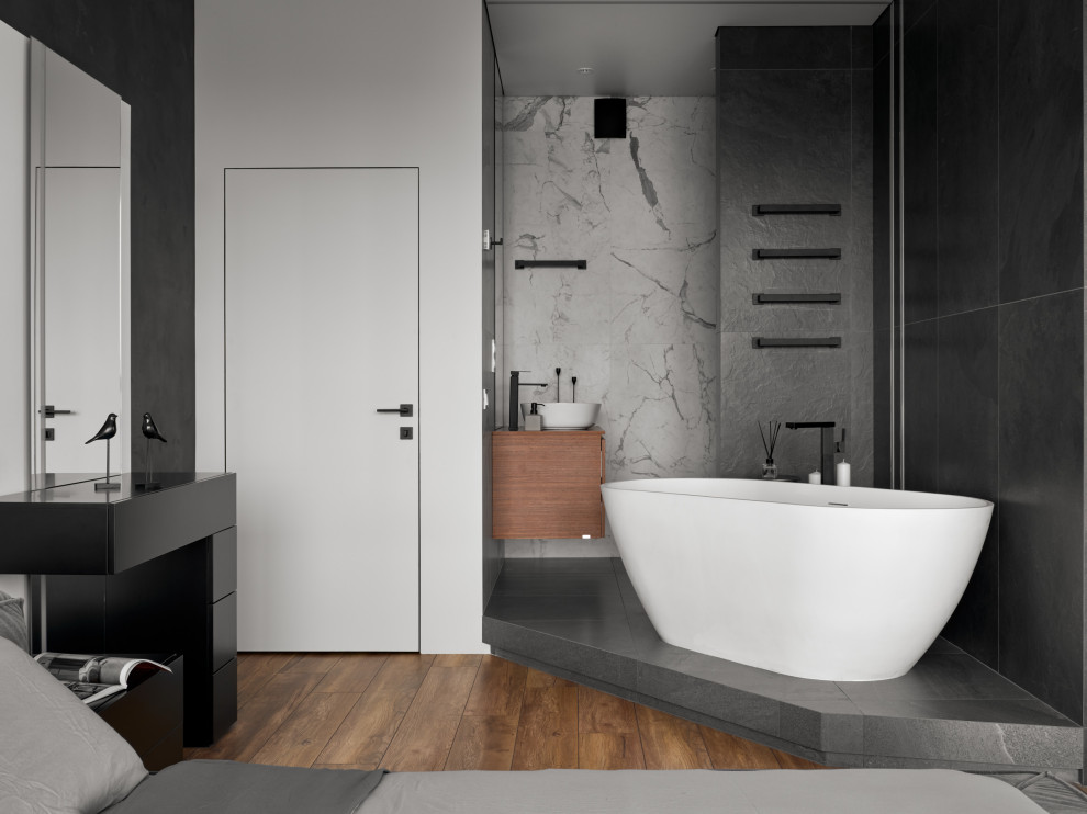 Ispirazione per una grande stanza da bagno padronale minimal con ante in legno scuro, vasca freestanding, top marrone, un lavabo e mobile bagno sospeso