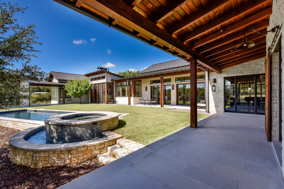 Example of a transitional entryway design in Austin