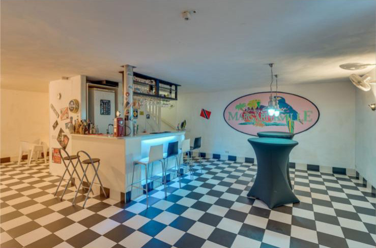 Цокольный этаж с черно-белым полом