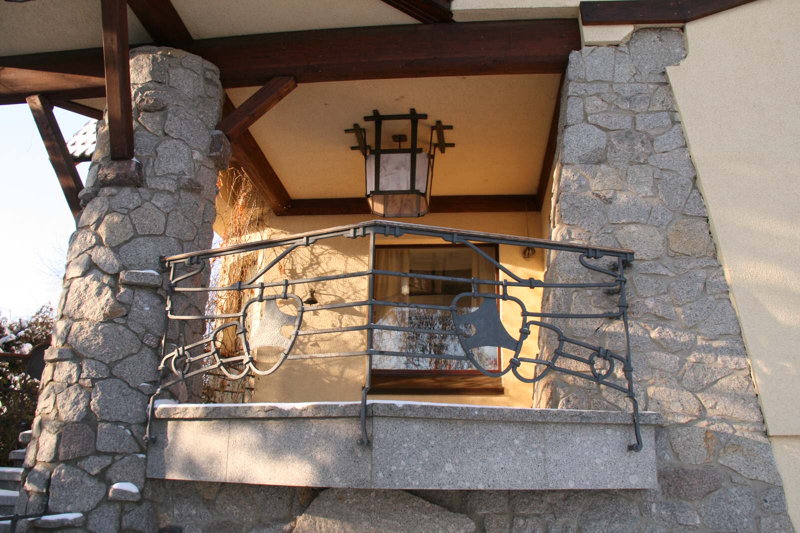 House in front of national park                       (Дом напротив заповедника)