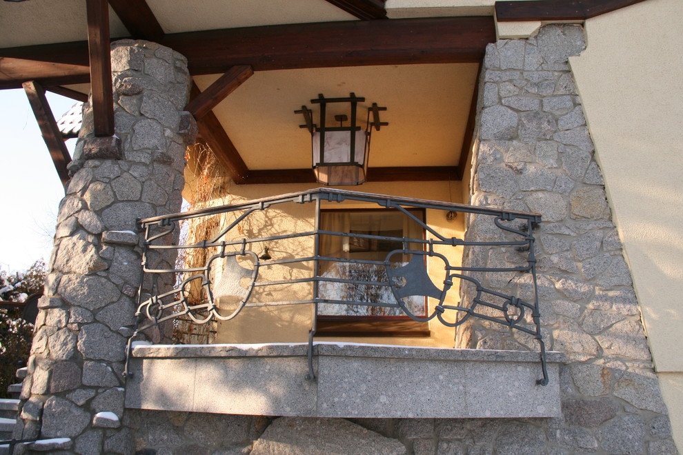 House in front of national park                       (Дом напротив заповедника)