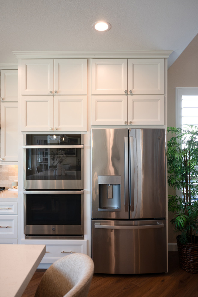 Kitchen - transitional kitchen idea in San Diego