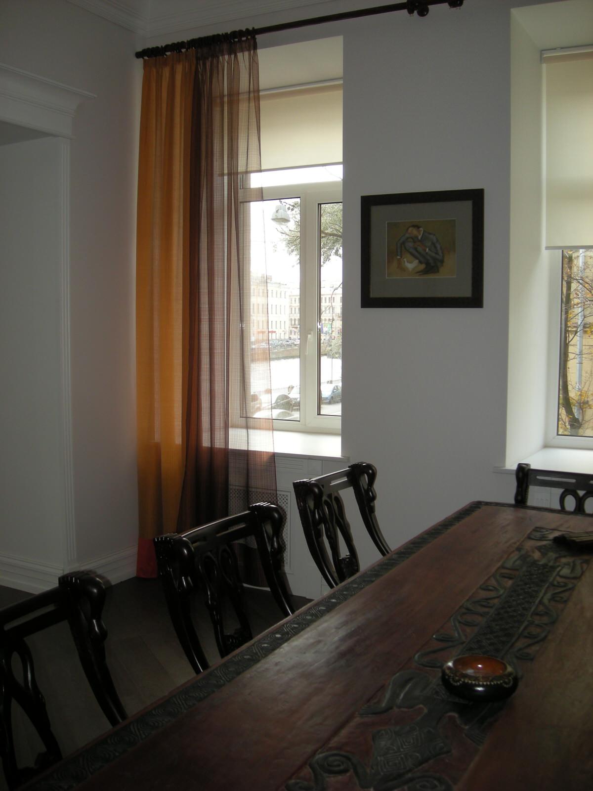 полупрозрачная портьера и рулонная штора