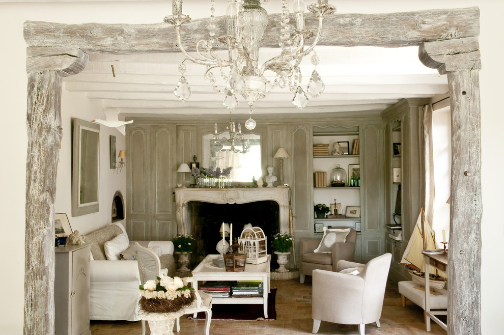 Immagine di un grande soggiorno shabby-chic style chiuso con pareti bianche, camino classico, libreria e nessuna TV