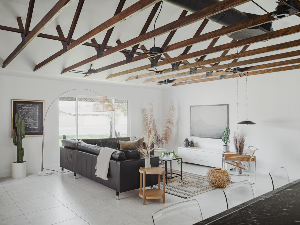 Idee per un soggiorno minimalista di medie dimensioni e aperto con pareti bianche, pavimento in gres porcellanato, TV a parete, pavimento grigio e soffitto a volta