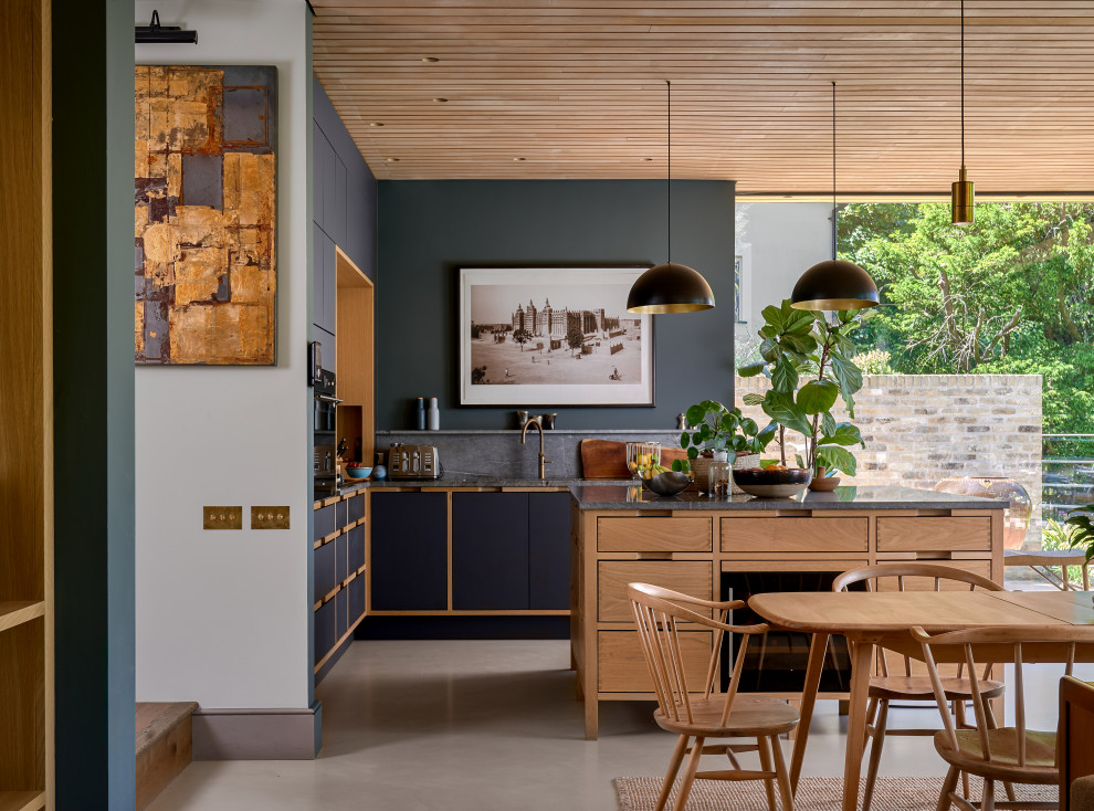 Ispirazione per un'ampia cucina con pavimento in cemento, pavimento grigio e soffitto in legno