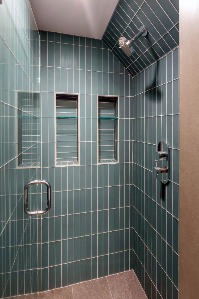 Foto di una piccola stanza da bagno con doccia classica con piastrelle blu, piastrelle di vetro, pavimento in gres porcellanato, porta doccia a battente e nicchia