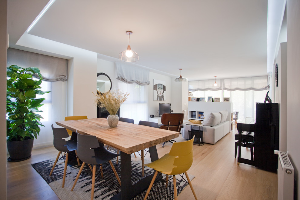 Diseño de comedor contemporáneo grande con suelo de madera en tonos medios