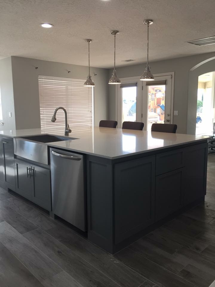 Photo of a large transitional u-shaped eat-in kitchen in Los Angeles with shaker cabinets, white cabinets, quartzite benchtops, grey splashback, ceramic splashback, stainless steel appliances, laminate floors, with island, grey floor and white benchtop.