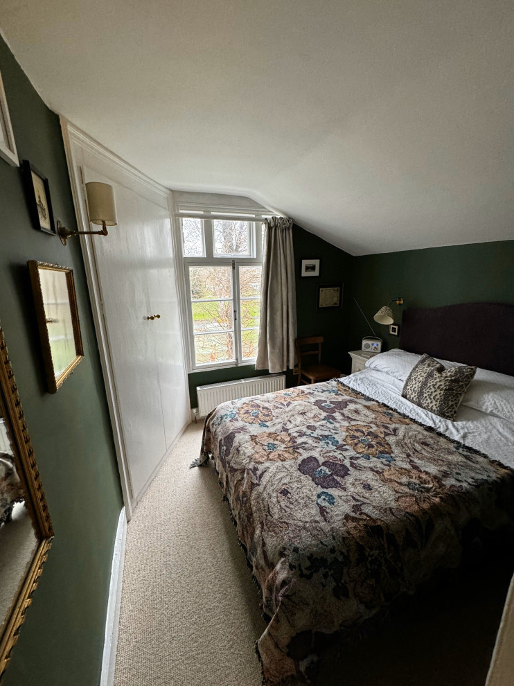 Modelo de habitación de invitados pequeña con paredes verdes, moqueta y bandeja