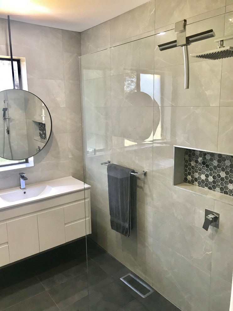 Photo of a modern bathroom in Melbourne.