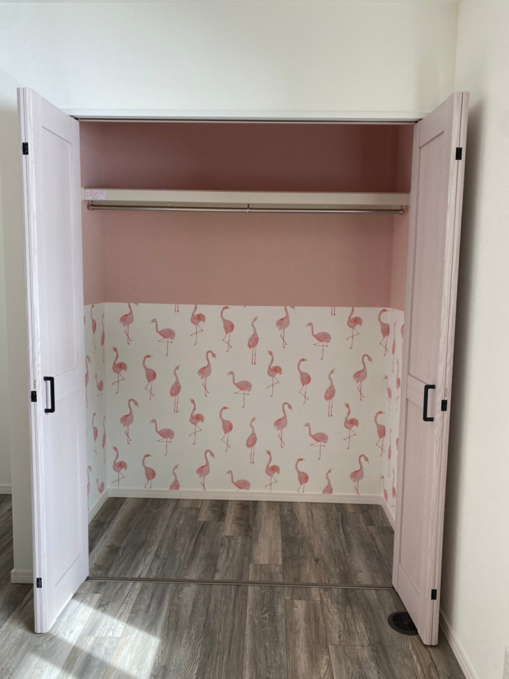 Ejemplo de dormitorio infantil blanco de estilo americano de tamaño medio con paredes blancas, suelo de madera pintada, suelo blanco y papel pintado