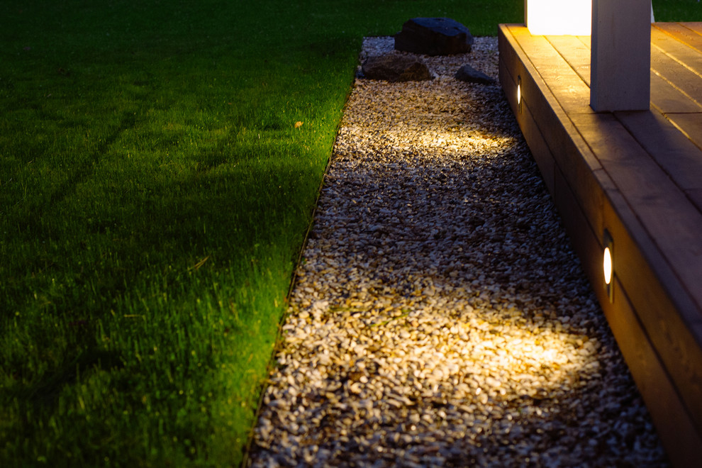 На фото: маленький летний регулярный сад на внутреннем дворе в стиле неоклассика (современная классика) с полуденной тенью и покрытием из гравия для на участке и в саду с