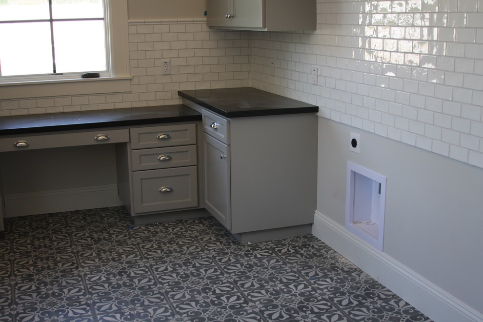 Photo of a traditional laundry room in Phoenix.