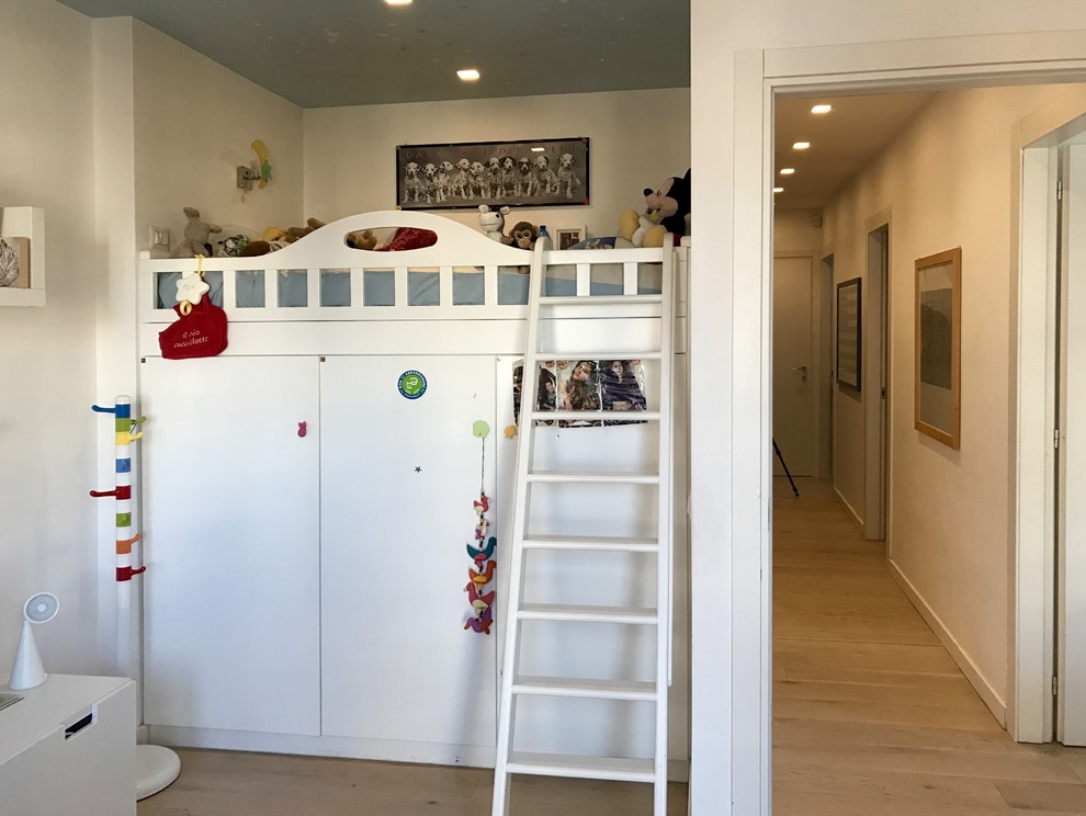 Idee per una cameretta per bambini da 4 a 10 anni minimal di medie dimensioni con pareti multicolore e parquet chiaro