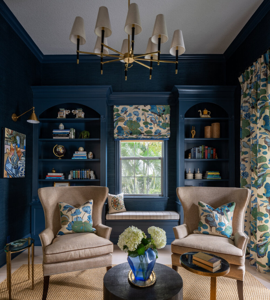 Стильный дизайн: изолированная гостиная комната среднего размера в классическом стиле с ковровым покрытием и синими стенами без камина, телевизора - последний тренд