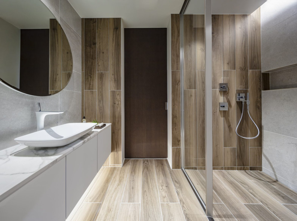 Esempio di una stanza da bagno scandinava con pareti marroni, pavimento in gres porcellanato, pavimento beige, nicchia, soffitto ribassato e pareti in legno